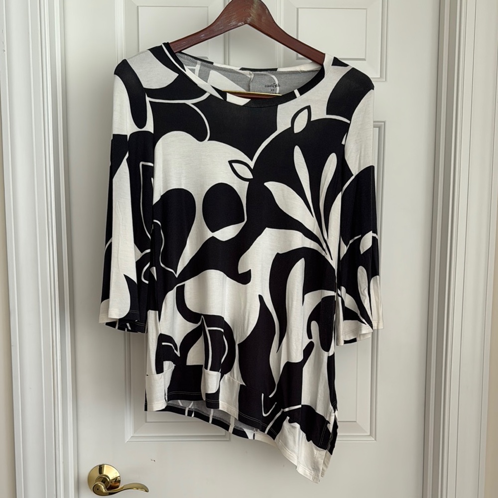 East 5th Top Size XS Black White Asymmetrical 3/4 Sleeve Blouse Soft Fabric